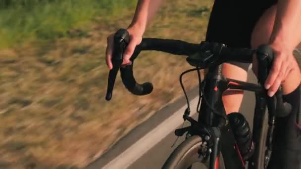 Ciclismo al amanecer. Mujer pedaleando bicicleta al atardecer, primer plano del equipo de bicicleta. Manillar de bicicleta, cambiador de velocidad de bicicleta — Vídeos de Stock