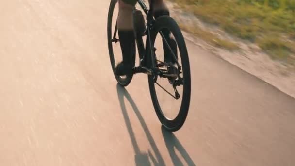 Ruota per biciclette, catena a rulli e ingranaggi. In bicicletta al tramonto. Ciclista in bicicletta — Video Stock