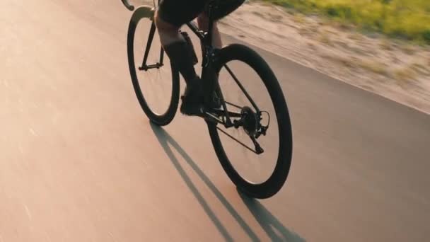 Kolo při západu slunce. Cyklista šlape na kole při západu slunce. Silueta kola v krásném západu slunce — Stock video