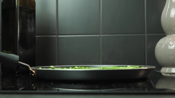 Preparar las judías verdes en la sartén, el vapor proviene de un plato caliente. Casa cocina moderna — Vídeos de Stock