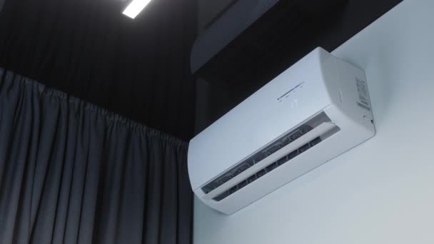 Het openen en sluiten van jaloezieën op airco. Afstandsbediening op airconditioner — Stockvideo