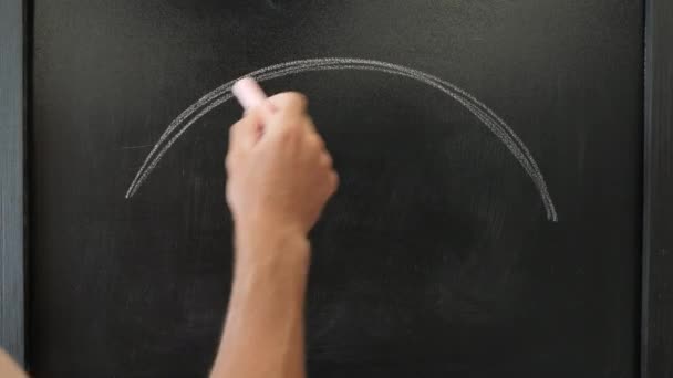 Hand tekent regenboog met kleurrijk krijt. Man die regenboog schildert op schoolbord — Stockvideo