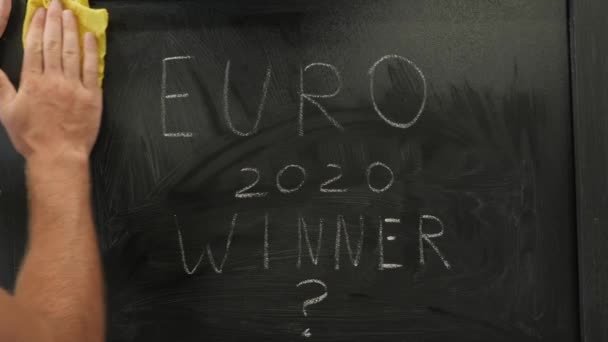 Χέρι διαγράφονται λέξεις Νικητής Euro 2020 από το chalkboard. Αποτελέσματα ποδοσφαιρικού / ποδοσφαιρικού αγώνα — Αρχείο Βίντεο