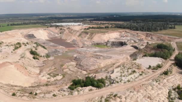 Pedreira de argila. Escavadeiras e máquinas que carregam areia no caminhão basculante na pedreira. Mineração de areia — Vídeo de Stock