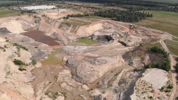 Carrière d'argile géante avec extraction de minéraux. Machines excavatrices creusant une carrière de sable — Video