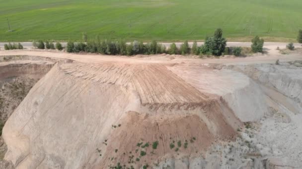 Flug über Sandsteinabbau und grünes Feld. Konzept der industriellen Landwirtschaft. Agronomie — Stockvideo