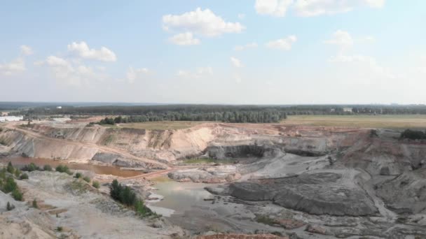 Olbrzymia ruda żelaza otwarta kamieniołom. Duże wydobycie gliny. Jeziora w kamieniołomie czerwonej gliny. Przemysł — Wideo stockowe