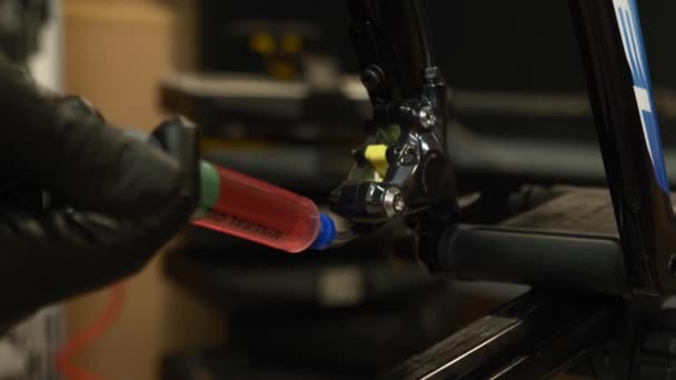 무기질 기름으로 수압 제동을 한다. 오토바이 정비공 이 수압 브레이크를 조작하다 — 비디오
