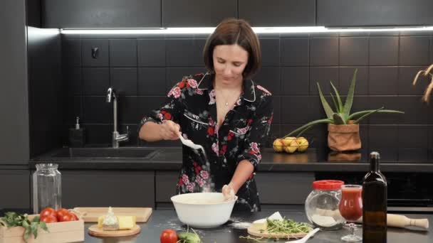 Kvinnan i hushållet kök. Kvinna matlagning i hemmet modernt kök, laga pizza — Stockvideo