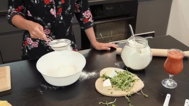 Просіювання борошна через сито, повільний рух, приготування тіста для піци на домашній кухні — стокове відео