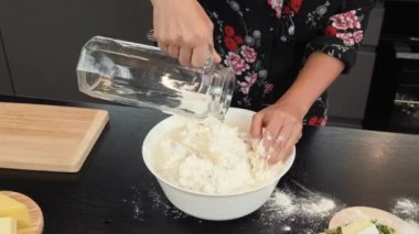 Kaseye un eklemek, evde İtalyan pizzası pişirmek.
