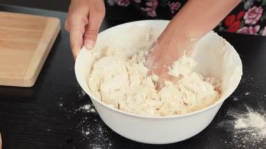 Hamur yoğurmak. Eller pizza için hamur toplar. Eller ev yapımı ekmek için hamur yoğurur.