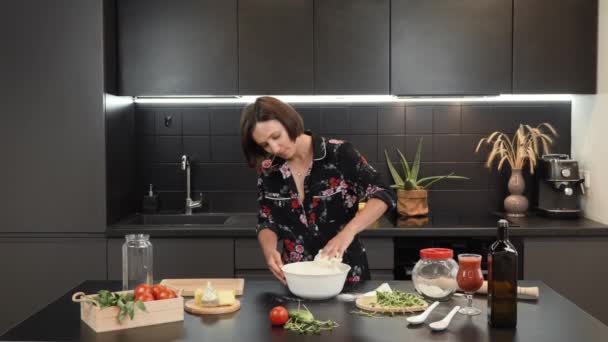 Kvinna knåda deg, göra pizza med traditionella recept. Händer knåddeg — Stockvideo