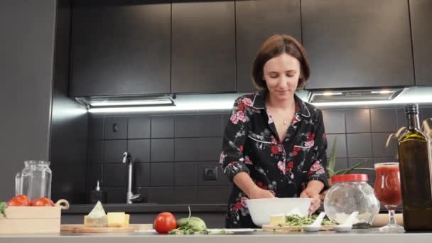 Donna cucina in casa cucina moderna. Giovane femmina preparare pizza fatta in casa — Video Stock
