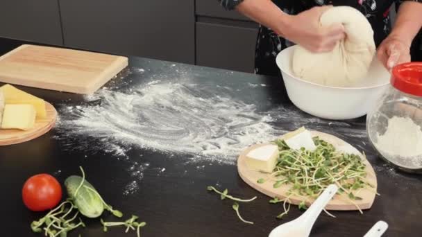 Tészta házi kenyérre vagy pizzára. Hagyományos pizza főzési folyamata otthon — Stock videók