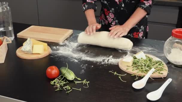 Mujer rodando masa por las manos. Mujer en cocina profesional prepara la masa — Vídeos de Stock