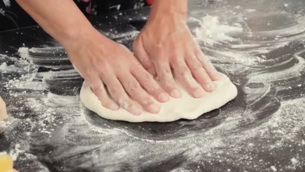 Готувати італійську піцу. Процес виготовлення піци за столом. Свіже тісто на кухні. — стокове відео