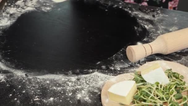 Proces výroby tradiční italské pizzy. Samičí ruce pracující s těstem na pizzu — Stock video