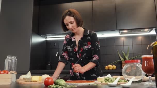 Feminino fazendo pizza usando receita italiana tradicional. Mulher alegre cozinhar em casa — Vídeo de Stock