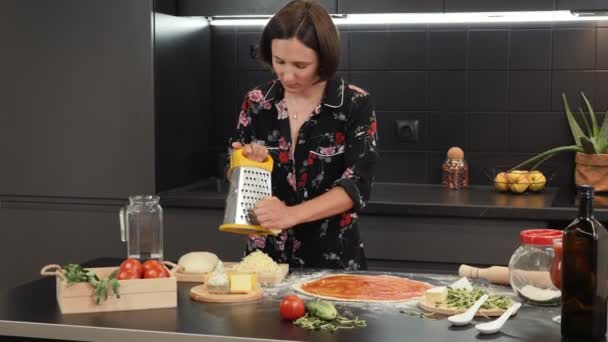 Mulher cozinhar em casa, fazer pizza caseira para a família, ralando queijo — Vídeo de Stock