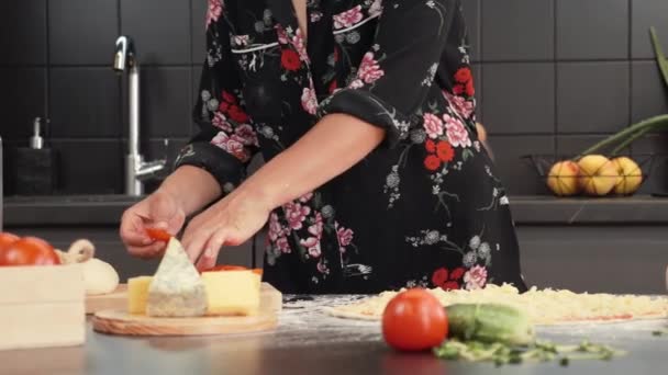 A fazer pizza italiana em casa. Mulher cozinhar pizza caseira na cozinha moderna — Vídeo de Stock