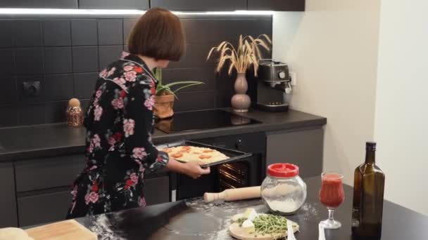 Mulher colocando pizza caseira no forno e fechando a porta. Fazendo pizza tradicional — Vídeo de Stock