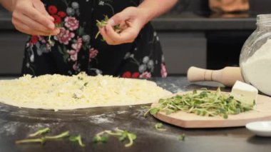 Mutfakta bir kadın var. Evdeki mutfakta yemek hazırlayan bir kadın. Evde yemek pişirmek.