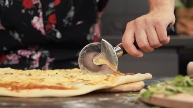 Pizza kesiyorum. Kadın pizzayı parçalara ayırıyor. Şef lezzetli pişmiş pizza dilimliyor.