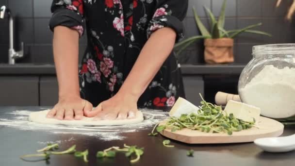 Förbereder deg för hemlagad pizza. Kvinnliga händer knådar deg. Kvinna matlagning middag för familjen — Stockvideo