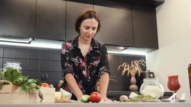Göra pizza. Kvinna matlagning hemlagad pizza hemma kök. Valsdeg av honkön — Stockvideo