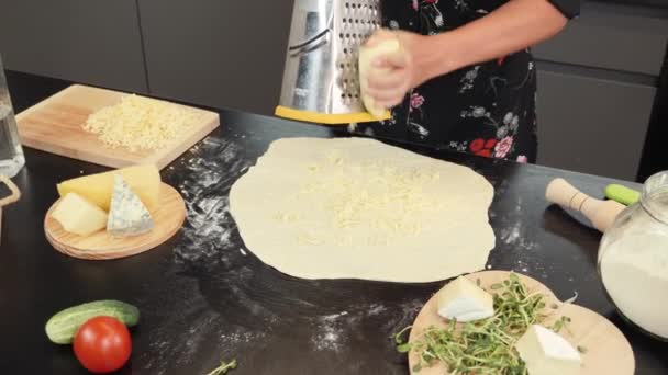 금속 투석기로 치즈를 굽는 거야. 전통적 인 조리법을 사용하여 이탈리아 피자를 요리하는 여성 — 비디오
