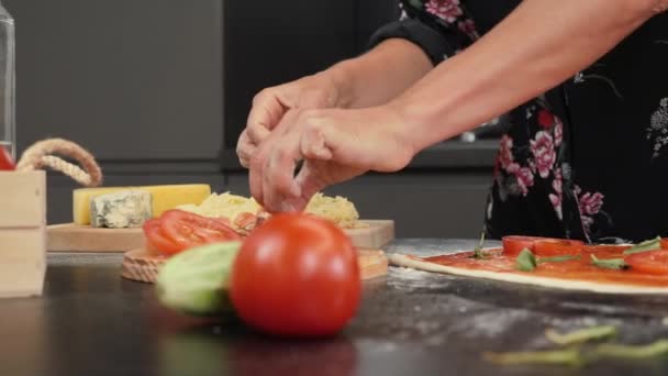Making pizza. Chef making pizza at restaurant modern kitchen. Process of preparing pizza — Stock Video