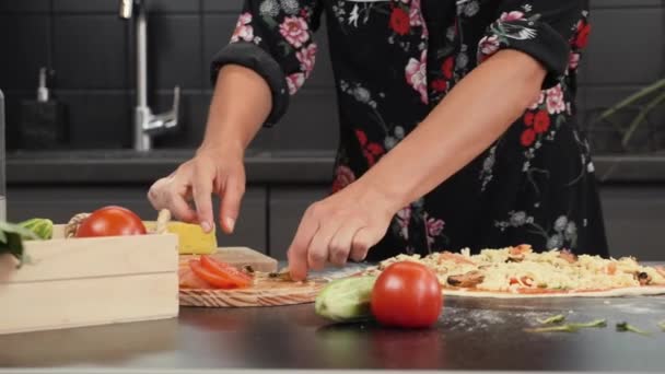 Hagyományos mediterrán pizzát készítek. Női főzés pizza otthon a modern konyhában — Stock videók