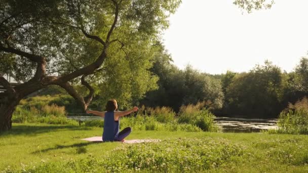 Allenamento di yoga. Meditazione al mattino. Donna che pratica yoga all'alba — Video Stock