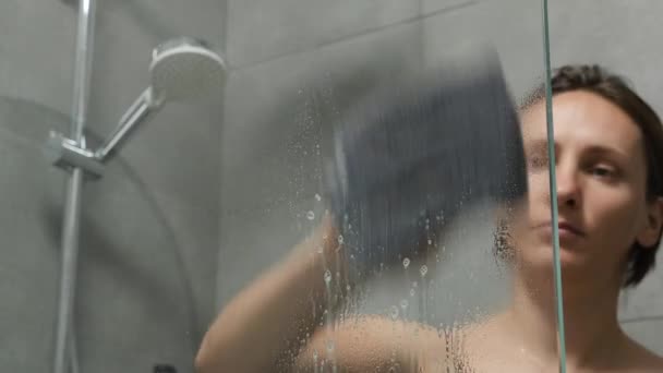 Concept de ménage. Femme lavage et nettoyage salle de bain avec spray et chiffon — Video