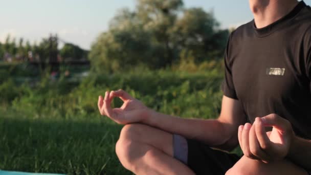 Yoga e meditazione. Uomo felice seduto in posizione loto con gli occhi chiusi e meditando — Video Stock