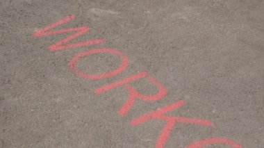 Spor salonunun zemininde spor alanı yazıyor. Aktif spor. Sokak spor salonu