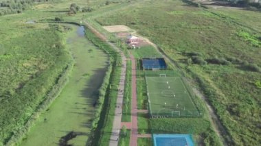 Spor sahaları, spor sahaları ve çocuk parkı olan modern şehir rıhtımı