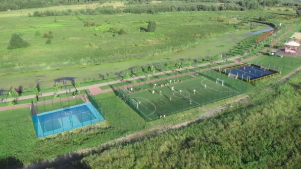 Mini campos de futebol e basquete ao ar livre. Pessoas jogando jogos em campos de esportes — Vídeo de Stock