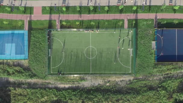 Parque deportivo con campos de atletismo. Gente jugando juegos en la cancha deportiva — Vídeos de Stock