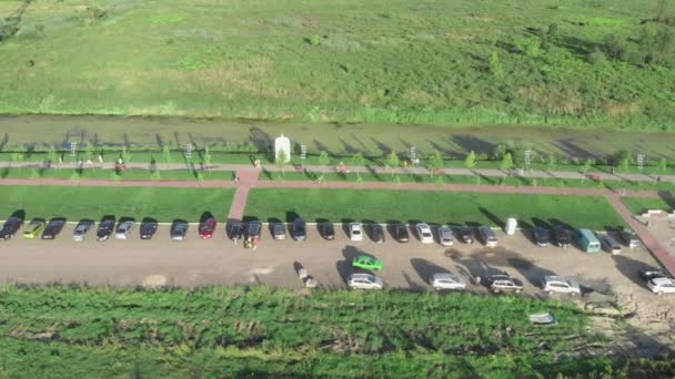 Estacionamento perto da margem do rio. Estacionamento de carro com automóveis multicoloridos — Vídeo de Stock