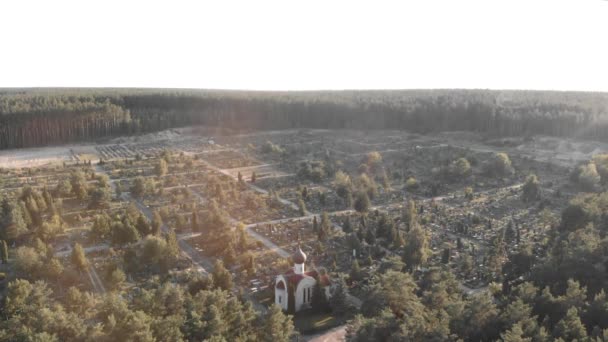 Ancien cimetière. Prise de vue aérienne du mémorial extérieur. Église et cimetière au lever du soleil — Video