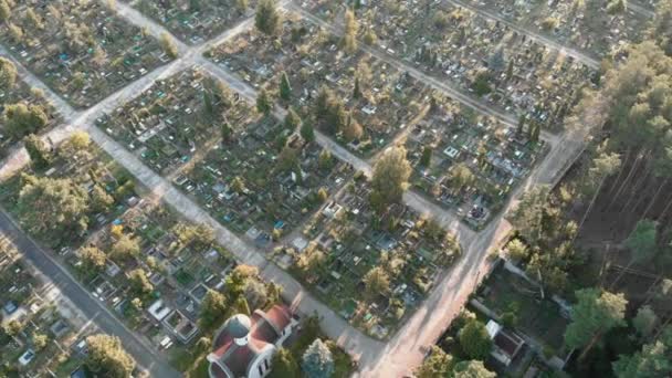 Pietre tombali nel vecchio cimitero. Piccolo cimitero del villaggio. Cimitero con lapidi — Video Stock