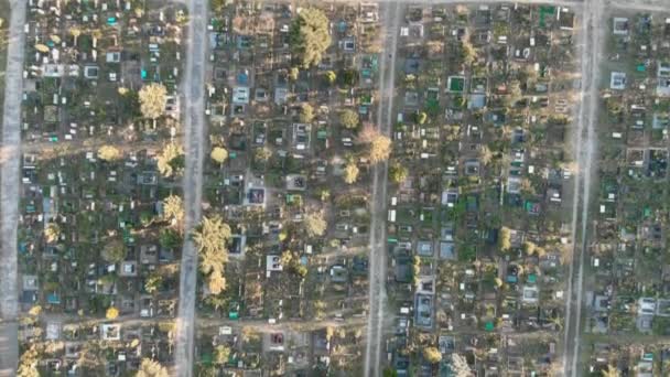 Cemitério com lápides durante o dia. Fotografia aérea do cemitério ao pôr-do-sol. Cemitério — Vídeo de Stock