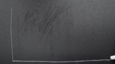 Koç tahtaya tebeşirle futbol sahası çiziyor. Futbol maç taktikleri