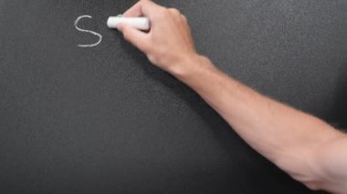 Okul tahtada tebeşirle yazılıdır. Coronavirus salgını