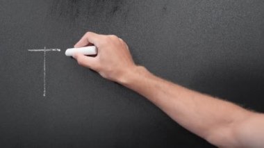 Perşembe günü tahtaya yazılmış. Perşembe günü tahtaya tebeşirle el yazısı yaz.