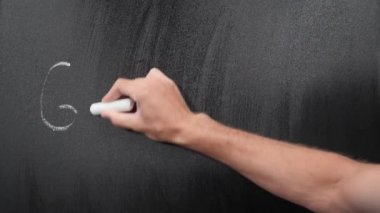 Gemide coğrafya yazılı. Okul tahtasındaki coğrafya dersi başlığı