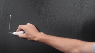 Öğretmen okul tahtasına İngilizce yazıyor. Okul eğitimi. İngilizce ders başlığı