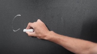 Öğretmen okul tahtasına 